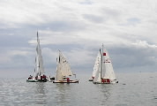 <a href='bateau.php?id_bateau_select=73'>SNIPE(8752)</a> : <a href='equipier.php?id_contact_select=142'>David P</a> - <a href='equipier.php?id_contact_select=143'>Frédéric B</a> <br> <a href='bateau.php?id_bateau_select=66'>Trimaran</a> : <a href='equipier.php?id_contact_select=62'>Jean-François L</a> - <a href='equipier.php?id_contact_select=63'>Frédérique L</a> - <a href='equipier.php?id_contact_select=64'>Pauline L</a> <br> <a href='bateau.php?id_bateau_select=69'>Wizz</a> : <a href='equipier.php?id_contact_select=128'>Arthur M</a> - <a href='equipier.php?id_contact_select=3'>Olivier M</a>