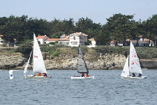 <a href='bateau.php?id_bateau_select=116'>Topaz</a> : <a href='equipier.php?id_contact_select=238'>Martin B</a> - <a href='equipier.php?id_contact_select=184'>Claire A</a> <br> <a href='bateau.php?id_bateau_select=89'>420(49534)</a> : <a href='equipier.php?id_contact_select=196'>Florence P</a> - <a href='equipier.php?id_contact_select=189'>François Xavier H</a> <br> <a href='bateau.php?id_bateau_select=21'>Flibustier(888)</a> : <a href='equipier.php?id_contact_select=43'>Jean Pierre G</a> - <a href='equipier.php?id_contact_select=178'>Christian S</a>