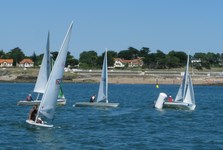 <a href='bateau.php?id_bateau_select=97'>Laser(154670)</a> : <a href='equipier.php?id_contact_select=207'>Jean-Claude C</a> <br> <a href='bateau.php?id_bateau_select=89'>420(49534)</a> : <a href='equipier.php?id_contact_select=195'>Hugo P</a> - <a href='equipier.php?id_contact_select=208'>Martin P</a> - <a href='equipier.php?id_contact_select=5'>Pierre P</a> <br> <a href='bateau.php?id_bateau_select=21'>Flibustier(888)</a> : <a href='equipier.php?id_contact_select=43'>Jean Pierre G</a> - <a href='equipier.php?id_contact_select=44'>Mariane G</a>