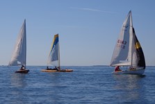 <a href='bateau.php?id_bateau_select=105'>470</a> : <a href='equipier.php?id_contact_select=197'>Cyrille N</a> - <a href='equipier.php?id_contact_select=193'>Adrien B</a> <br> <a href='bateau.php?id_bateau_select=123'>Tricard </a> : <a href='equipier.php?id_contact_select=259'>Guillaume H</a> - <a href='equipier.php?id_contact_select=260'>Thomas A</a>