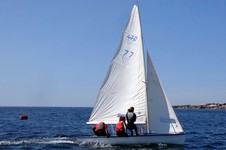 <a href='bateau.php?id_bateau_select=110'>470(77)</a> : <a href='equipier.php?id_contact_select=225'>Frédéric A</a> - <a href='equipier.php?id_contact_select=276'>Capucine A</a> - <a href='equipier.php?id_contact_select=275'>Antoinette C</a>